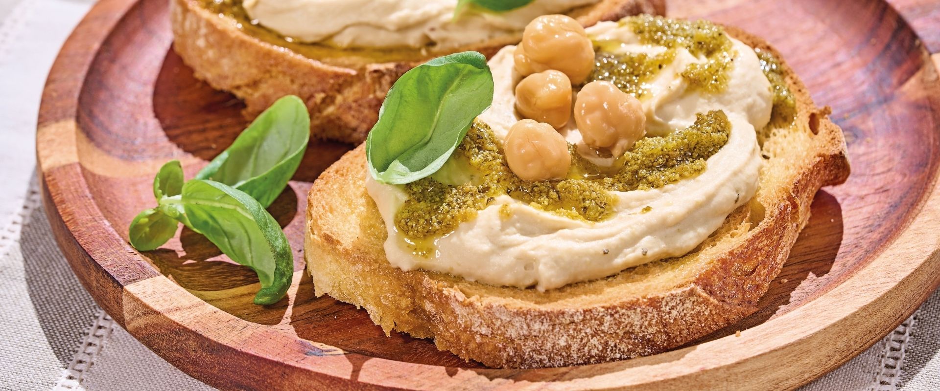Toasted bread bruschetta with pesto, chickpeas and hummus – quick recipe to use pesto differently