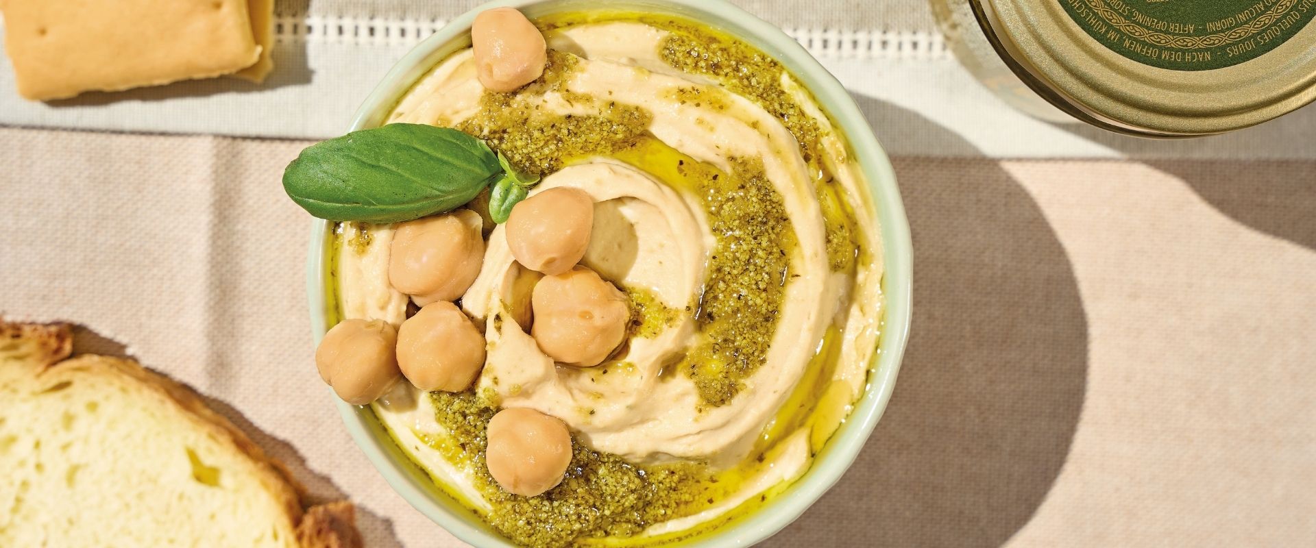 Chickpea hummus seasoned with lemon pesto