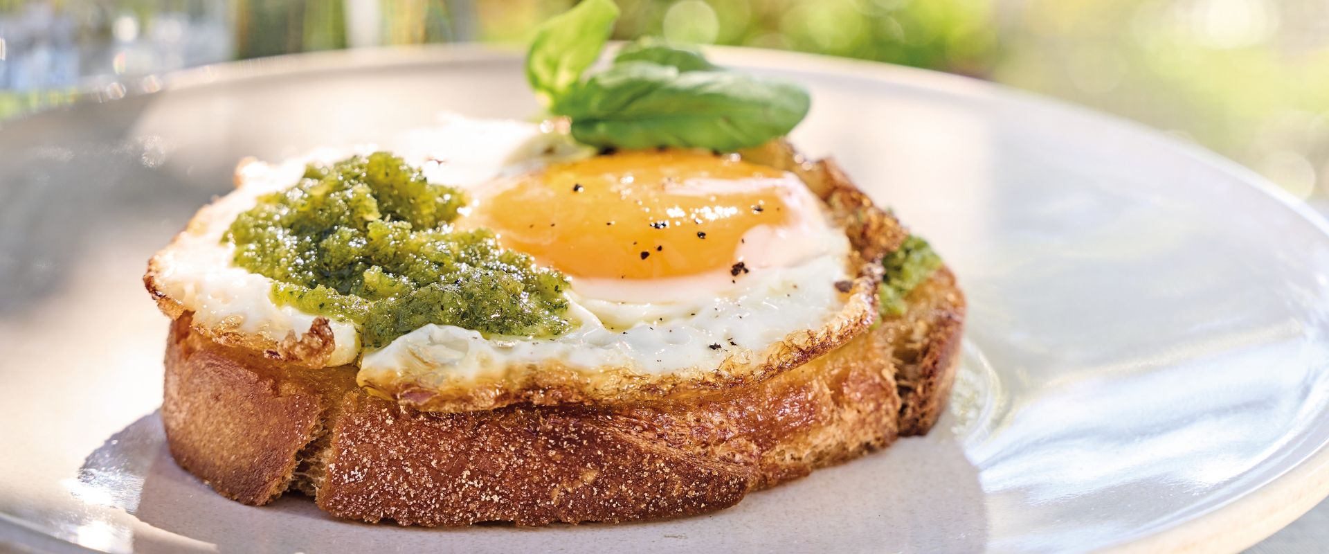 Eggs with pesto and toasted bread – quick recipe