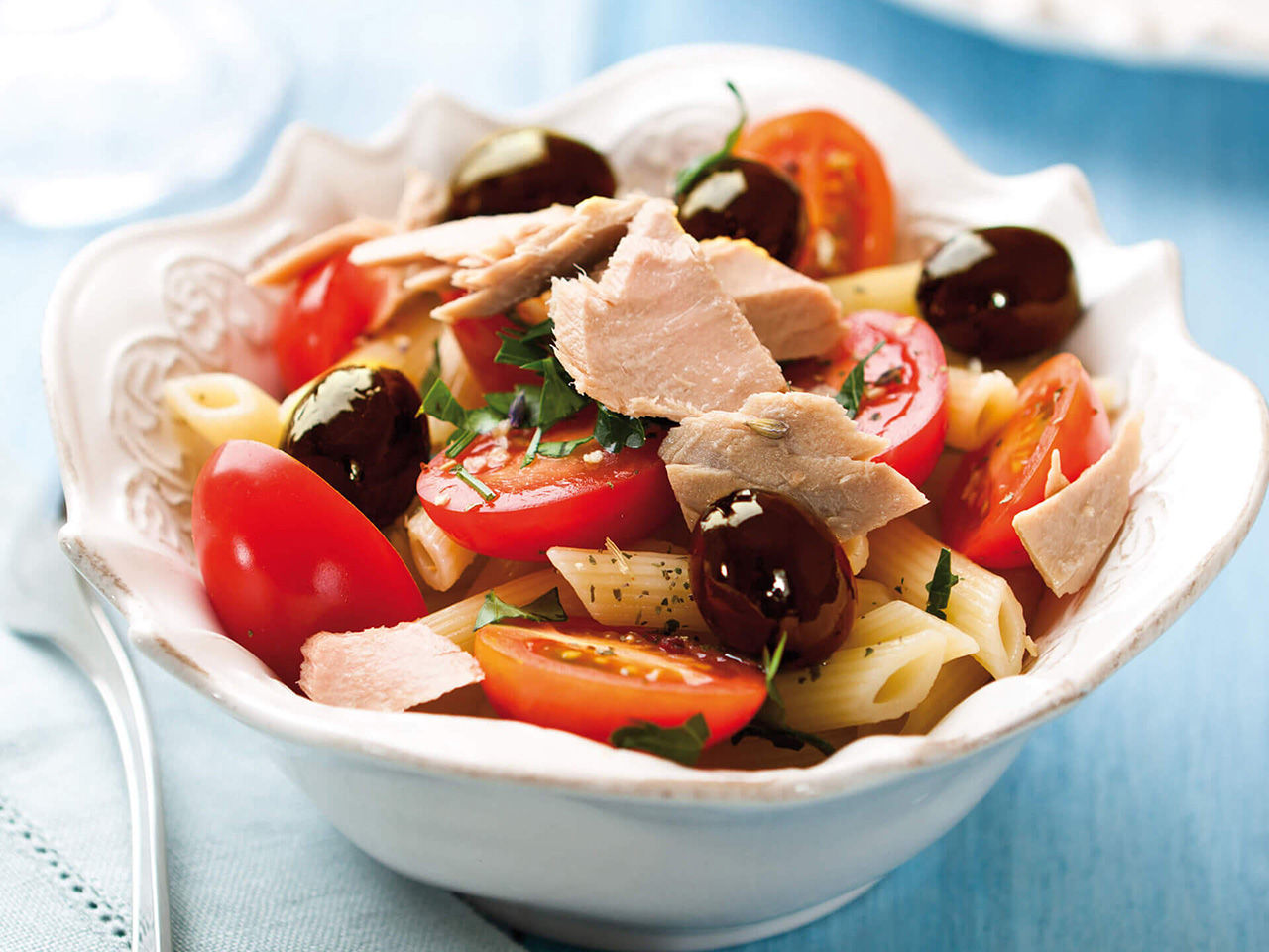 Cold pasta salad with tuna and tomatoes