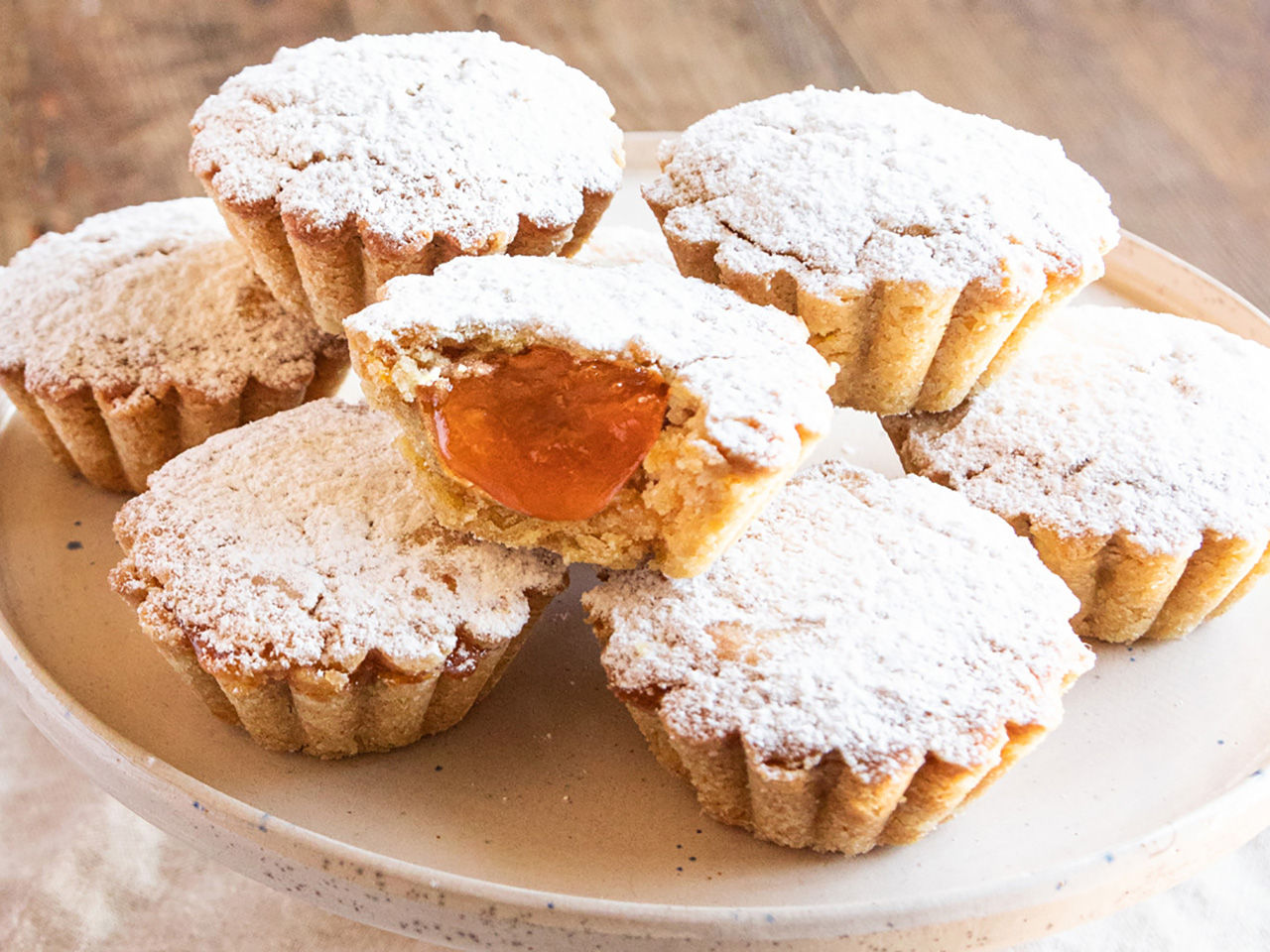 gobeletti biscuits whit apricot spread