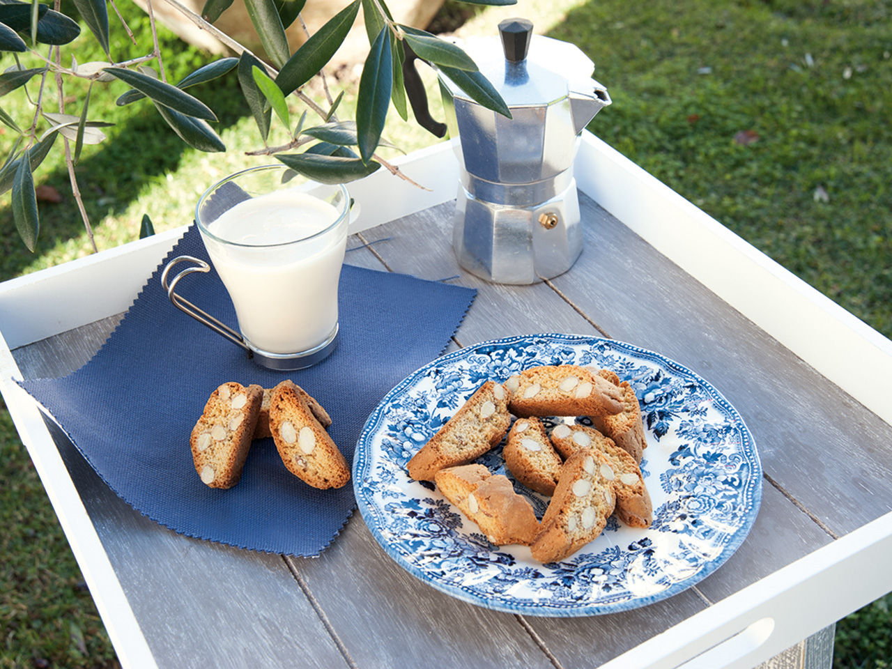 cantuccini and milk