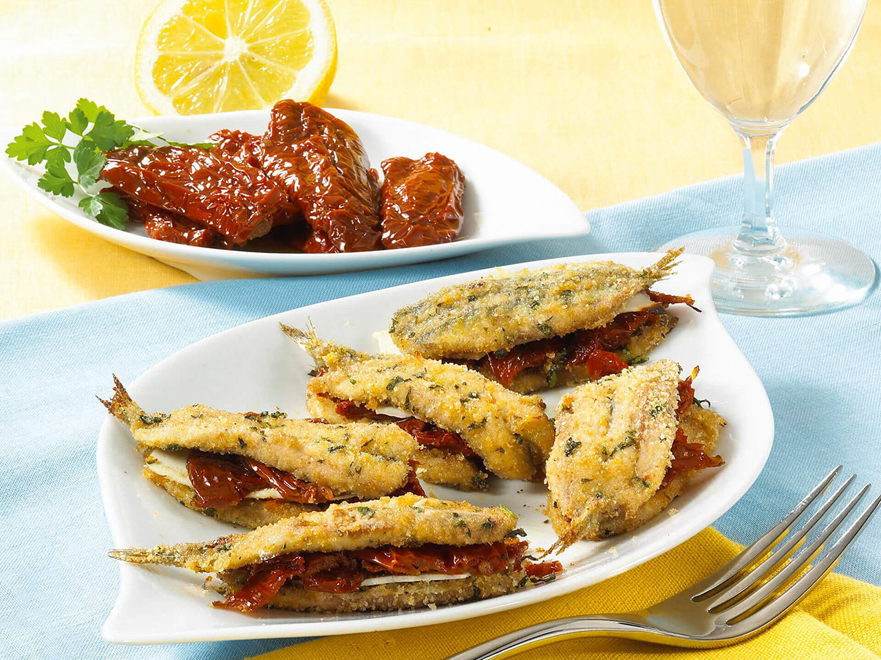 Fried anchovies with sun-dried tomatoes