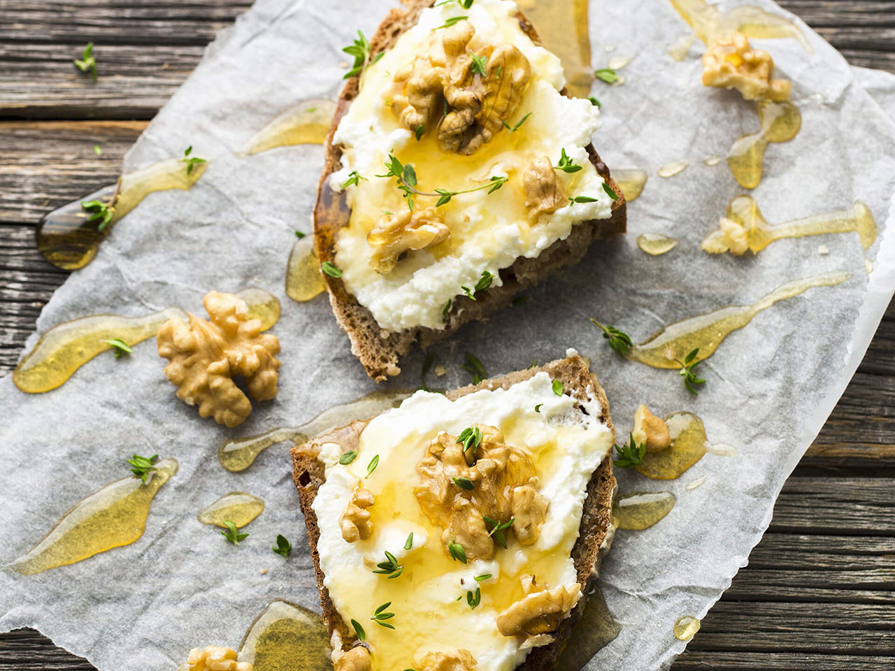 canapés with honey and cheese
