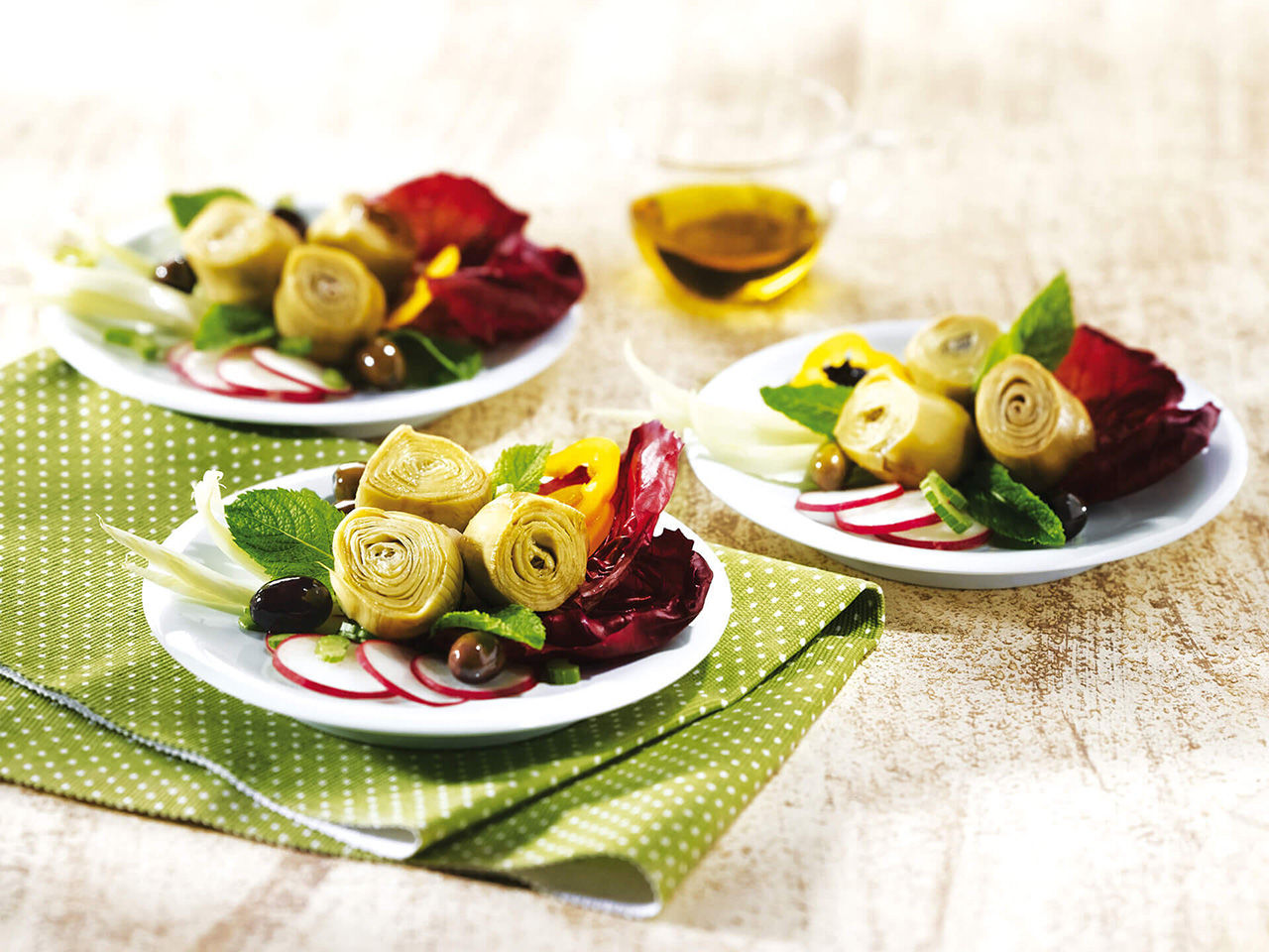 small salads with artichokes