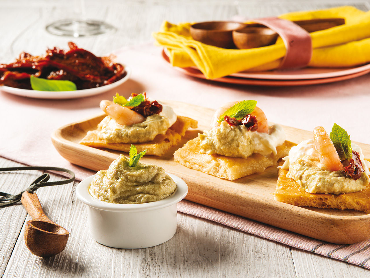 Crackers with artichoke cream