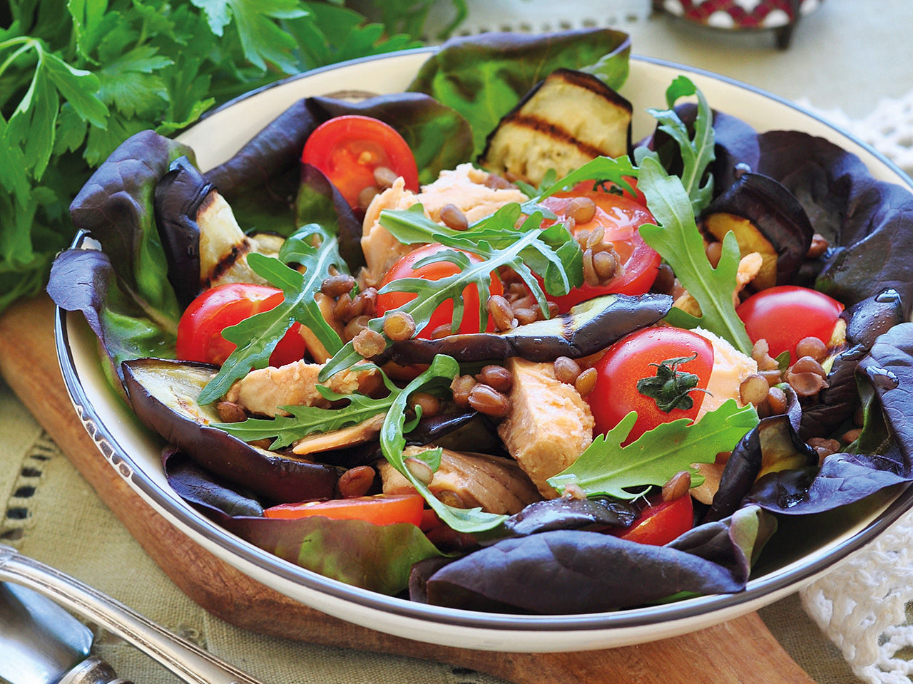 Salad with tuna and tomatoes