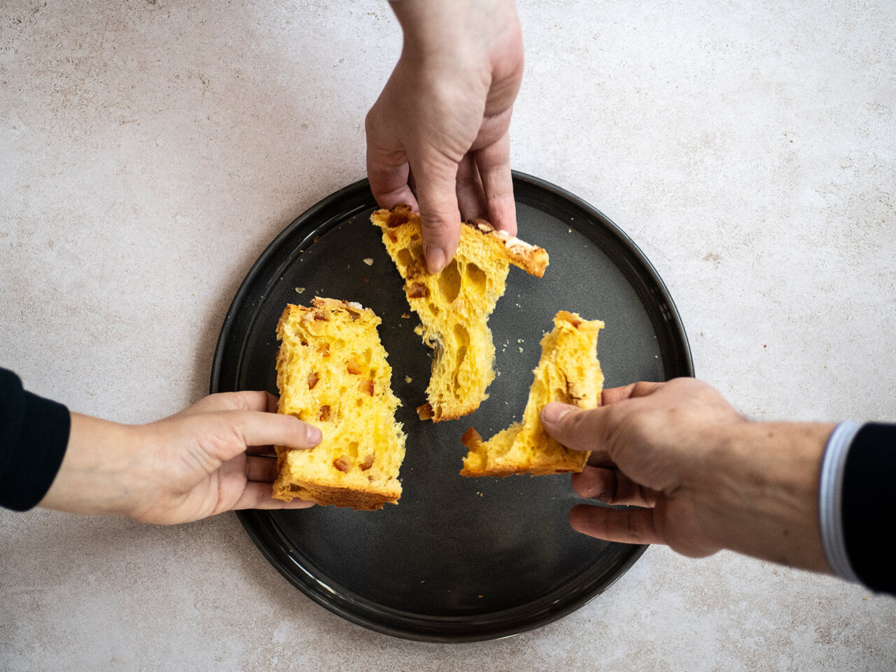 Crackers with artichoke cream