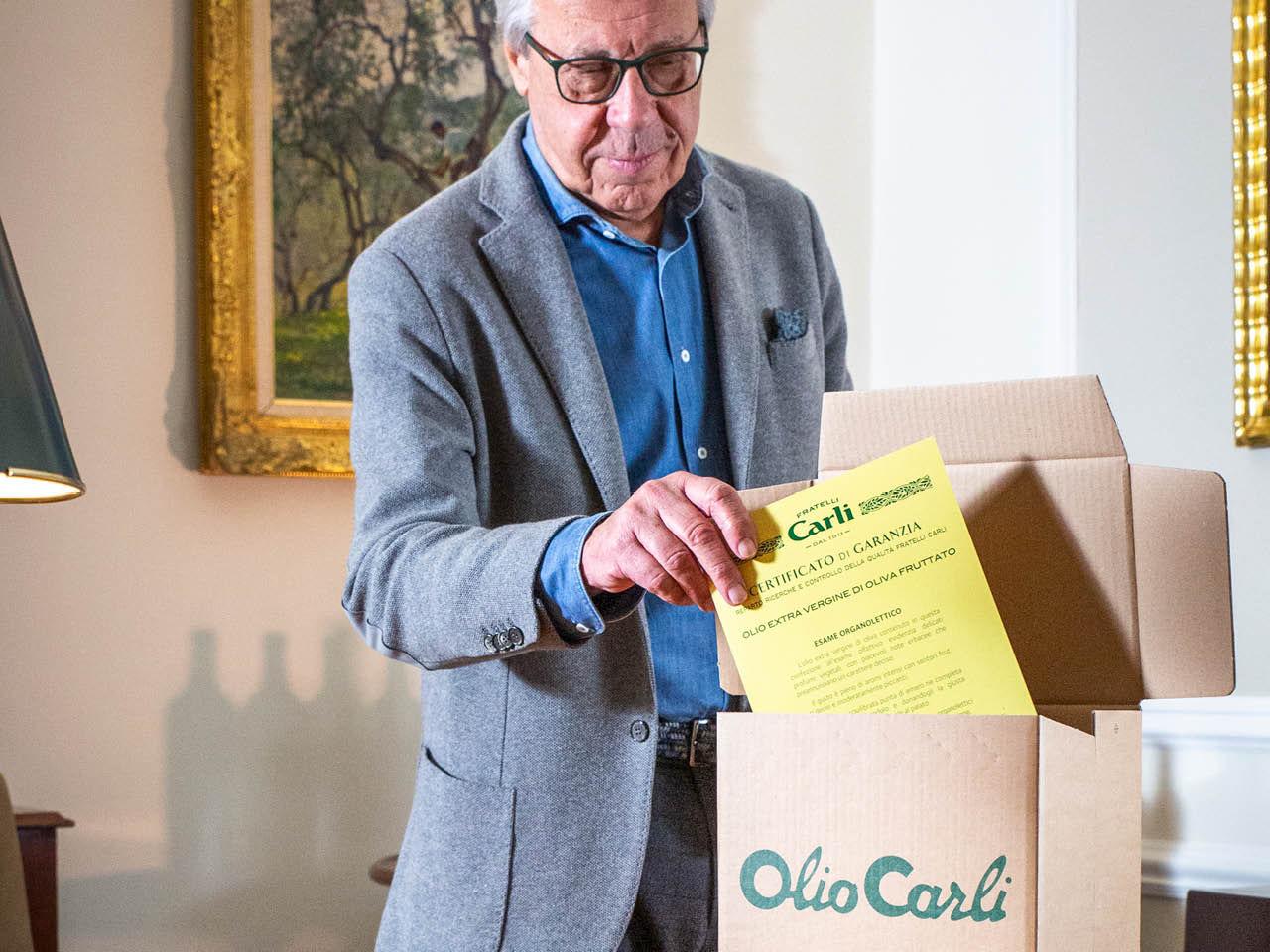 Dr. Gianfranco Carli with the certificate of guarantee