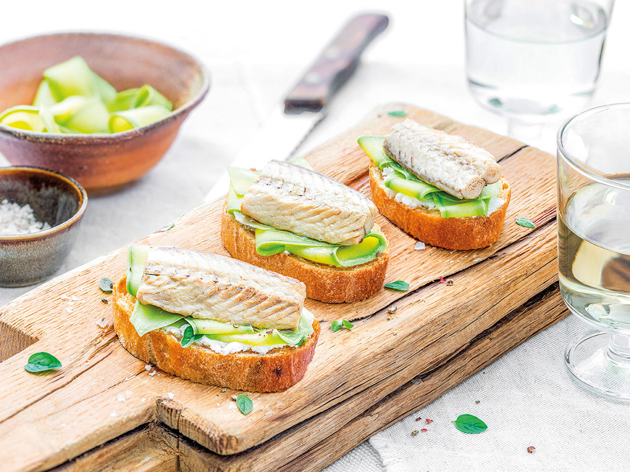 Bruschetta with mackerel and vegetables