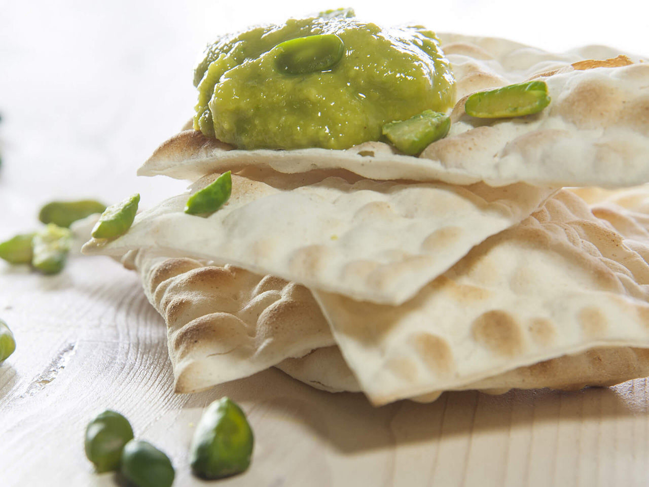 Crackers with pistachio pesto