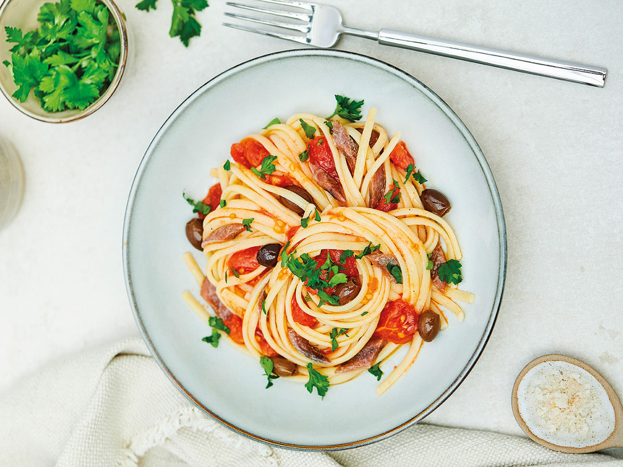 Linguine tomato and olives