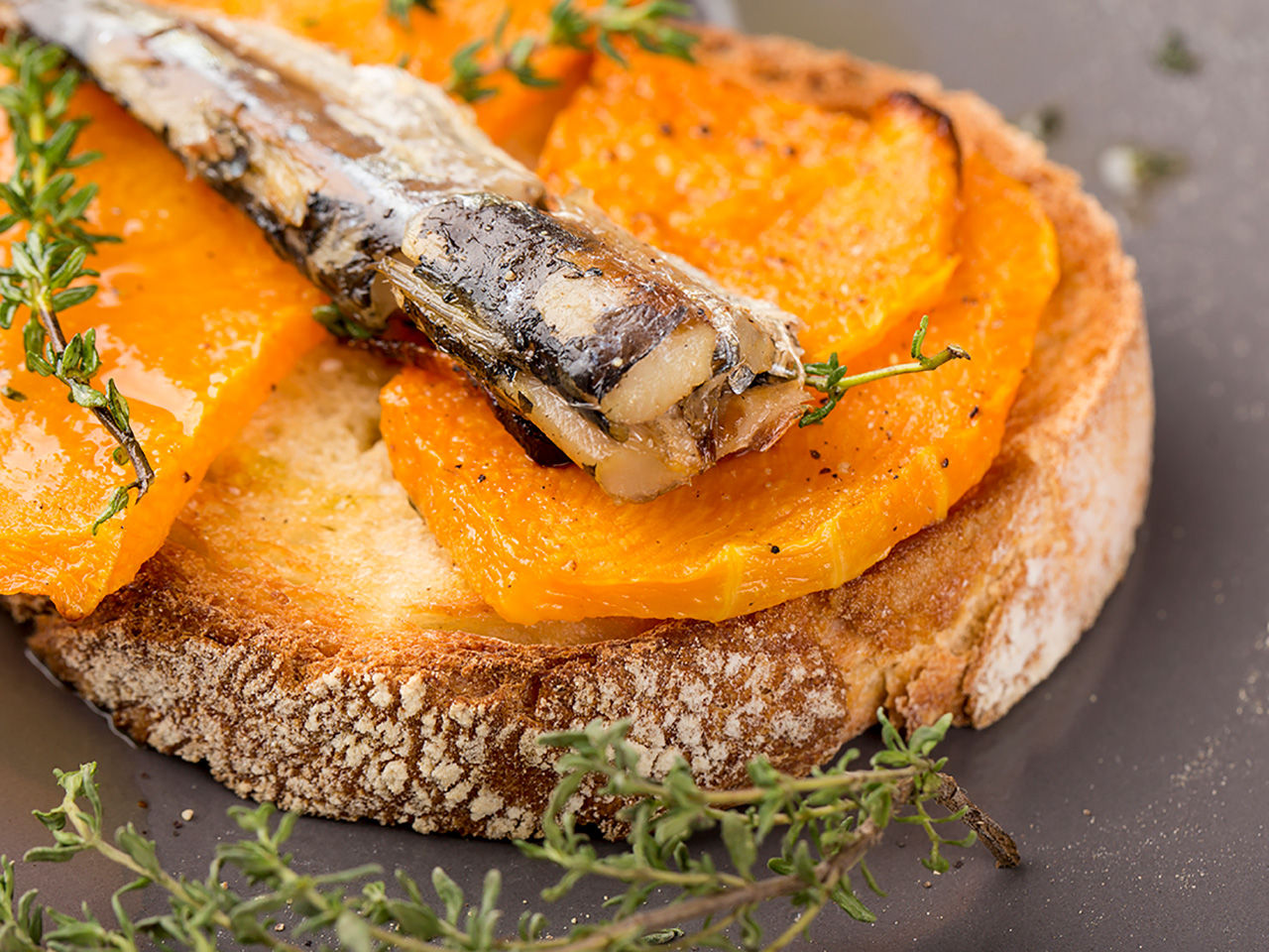 Tartlet with grilled peppers and sardines