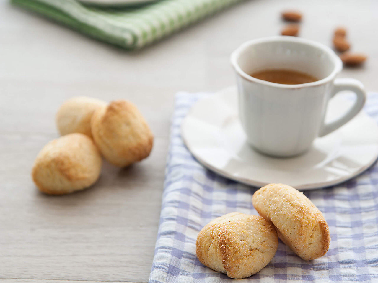 amaretti and coffee