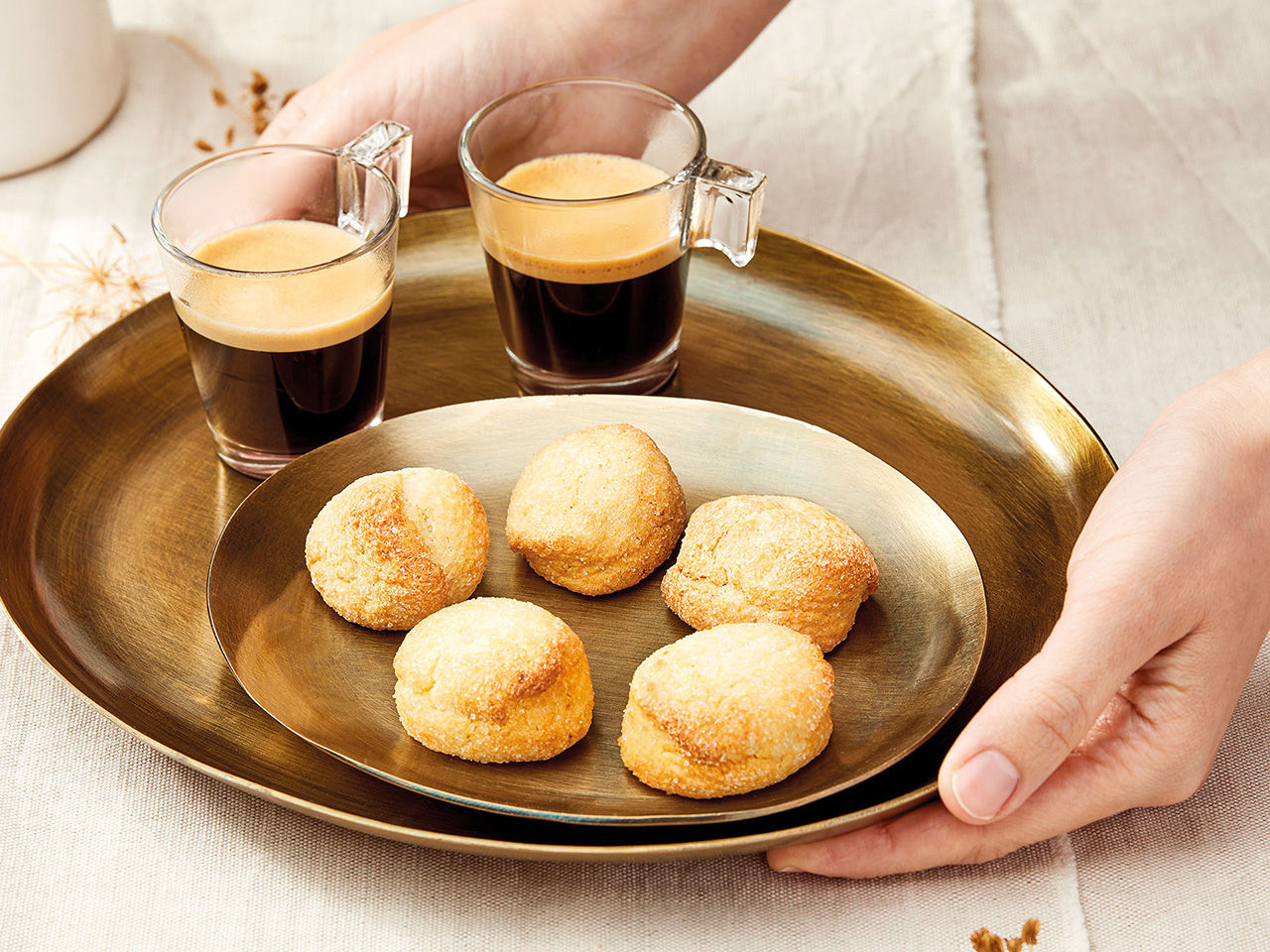 amaretti and coffee