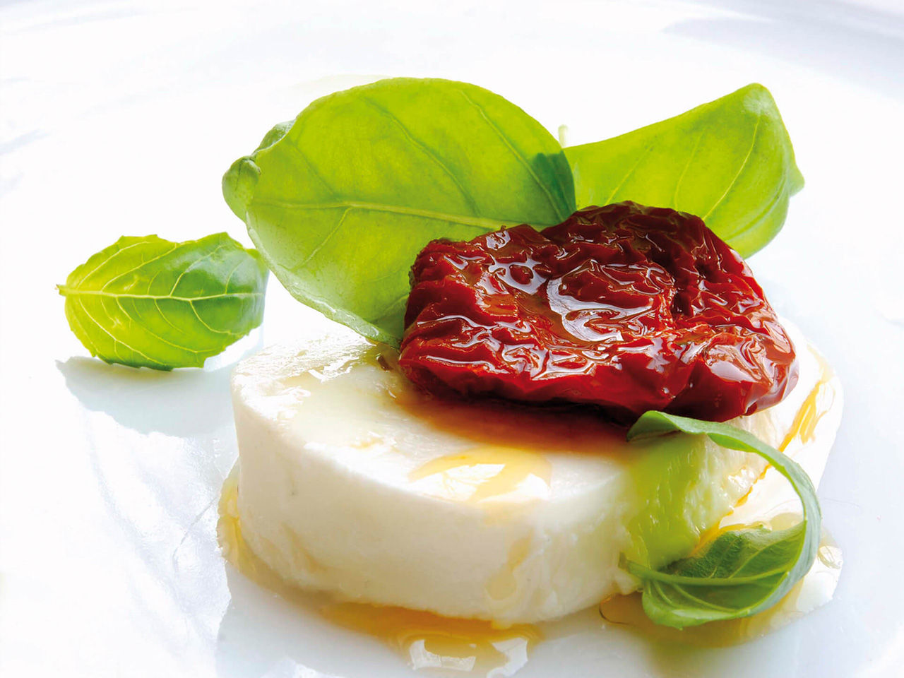 Mozzarella cheese with sun-dried tomatoes