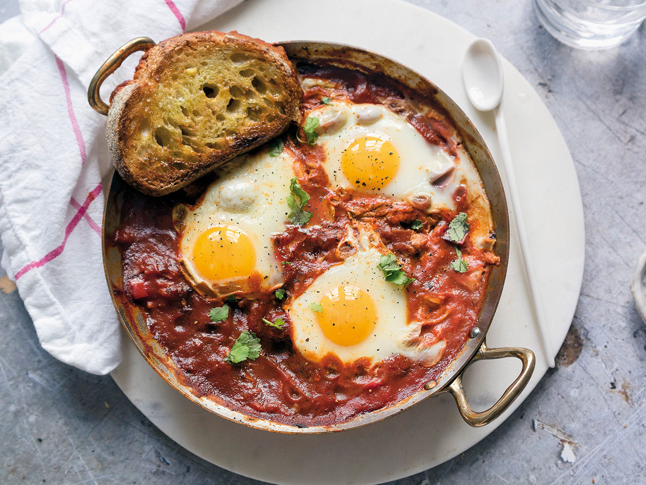 Eggs in tomato and basil sauce