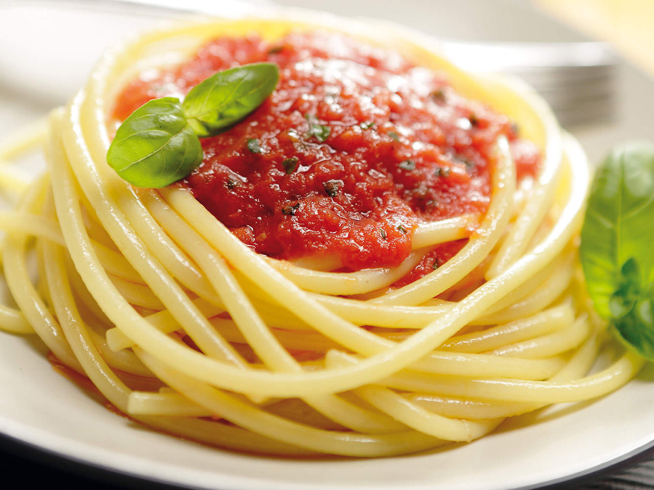 Spaghetti with tomato and basil sauce
