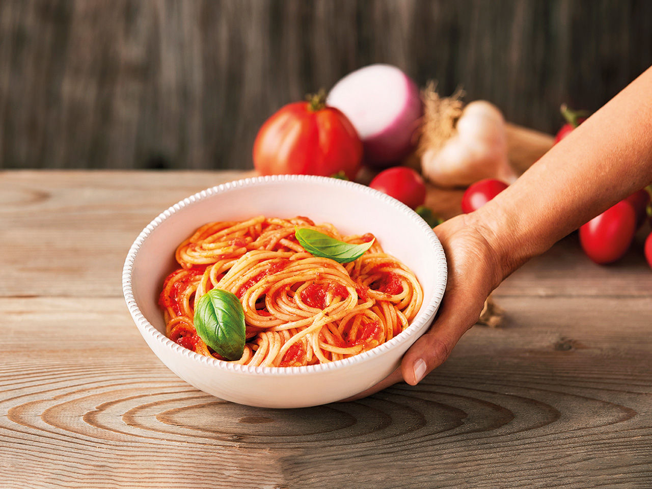 Spaghetti with tomato and basil sauce